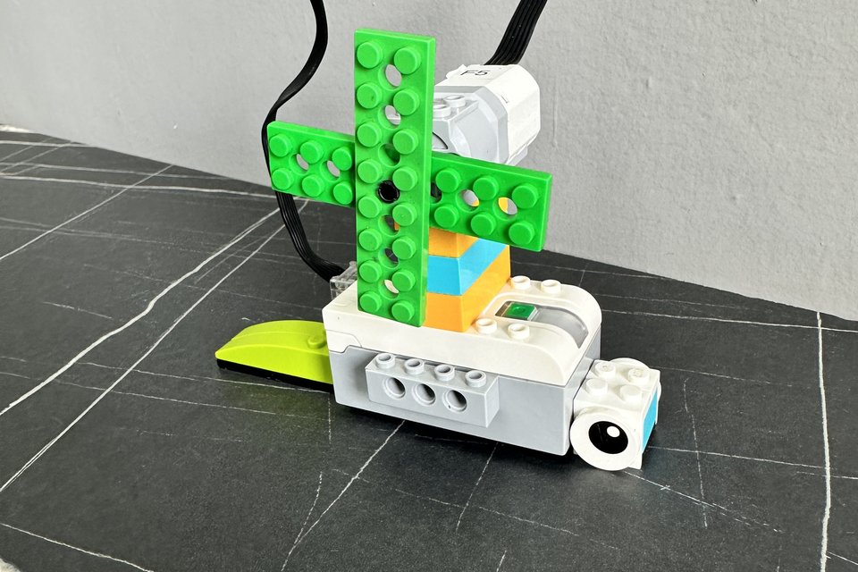 LEGO® Education WeDo 2.0 — set a typický robot