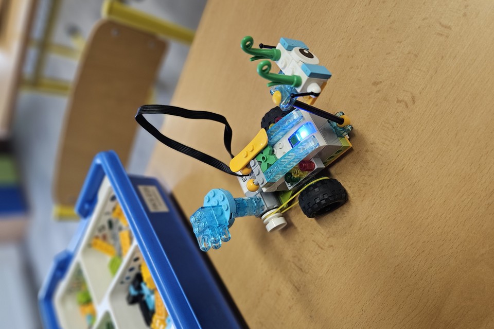 LEGO® Education WeDo 2.0 — set a typický robot