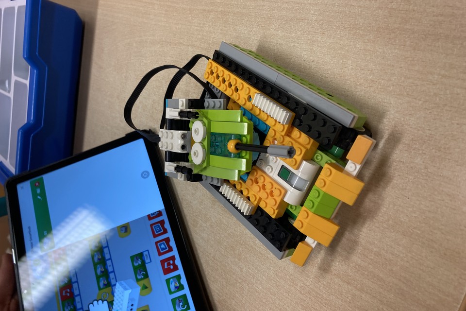 Složitější robot postavený z LEGO® Education WeDo 2.0